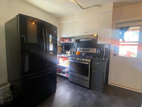 651 Shakespeare Street, Warfield, BC - Indoor Photo Showing Kitchen