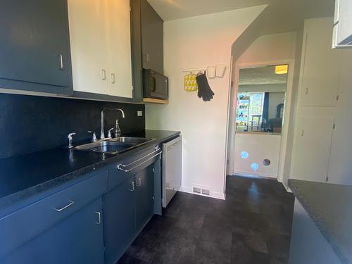 651 Shakespeare Street, Warfield, BC - Indoor Photo Showing Kitchen With Double Sink