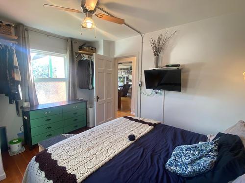 651 Shakespeare Street, Warfield, BC - Indoor Photo Showing Bedroom