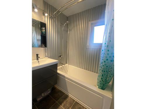 651 Shakespeare Street, Warfield, BC - Indoor Photo Showing Bathroom