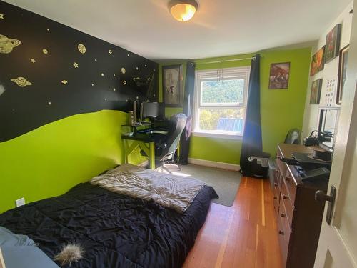 651 Shakespeare Street, Warfield, BC - Indoor Photo Showing Bedroom