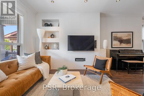 21 Burnfield Avenue, Toronto, ON - Indoor Photo Showing Living Room