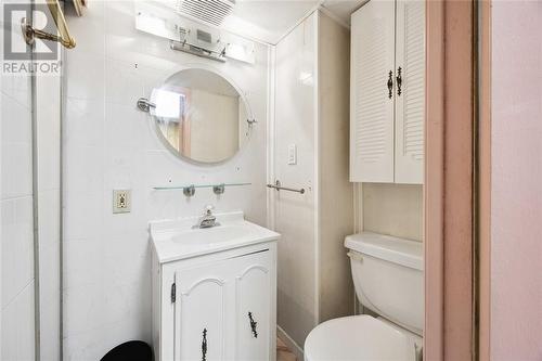 1060 Camelot Crescent, Sarnia, ON - Indoor Photo Showing Bathroom