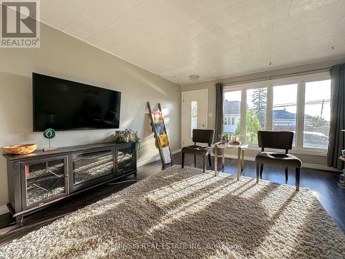 367 D'Iberville Avenue, Iroquois Falls, ON - Indoor Photo Showing Living Room