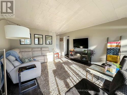 367 D'Iberville Avenue, Iroquois Falls, ON - Indoor Photo Showing Living Room