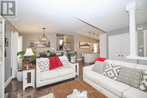 8159 Barrett Crescent, Niagara Falls, ON - Indoor Photo Showing Living Room