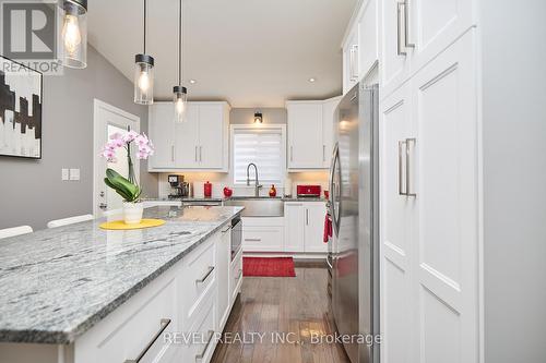 8159 Barrett Crescent, Niagara Falls, ON - Indoor Photo Showing Kitchen