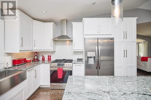 8159 Barrett Crescent, Niagara Falls, ON - Indoor Photo Showing Kitchen With Stainless Steel Kitchen With Upgraded Kitchen