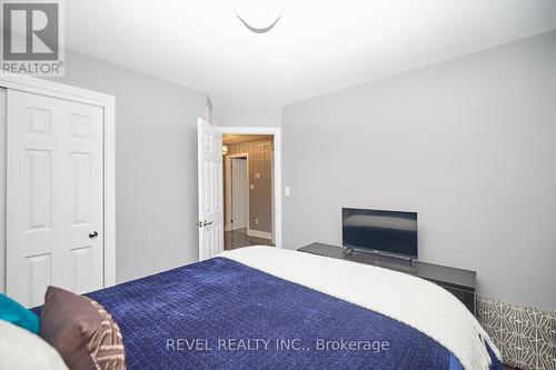 8159 Barrett Crescent, Niagara Falls, ON - Indoor Photo Showing Bedroom