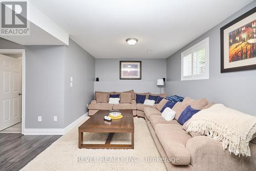 8159 Barrett Crescent, Niagara Falls, ON - Indoor Photo Showing Living Room