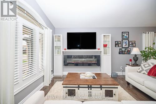 8159 Barrett Crescent, Niagara Falls, ON - Indoor Photo Showing Living Room With Fireplace