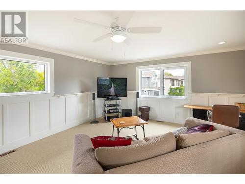 3908 Bluebird Road, Kelowna, BC - Indoor Photo Showing Living Room