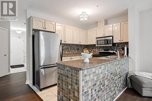 303 - 112 Simcoe Road, Bradford West Gwillimbury (Bradford), ON - Indoor Photo Showing Kitchen