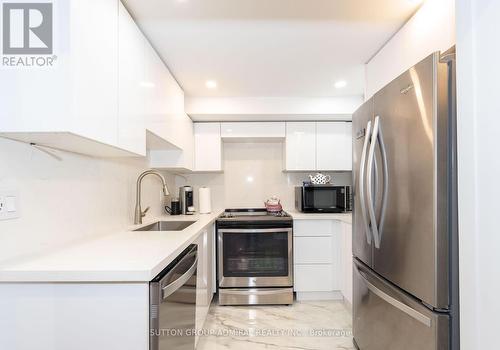 133 Arten Avenue, Richmond Hill, ON - Indoor Photo Showing Kitchen With Upgraded Kitchen