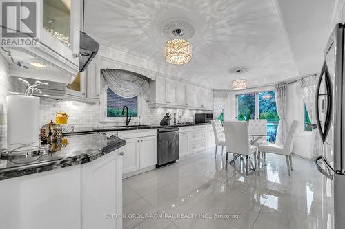 133 Arten Avenue, Richmond Hill, ON - Indoor Photo Showing Kitchen With Upgraded Kitchen