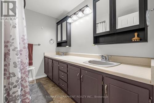 35 Titmouse Court, Hamilton, ON - Indoor Photo Showing Bathroom