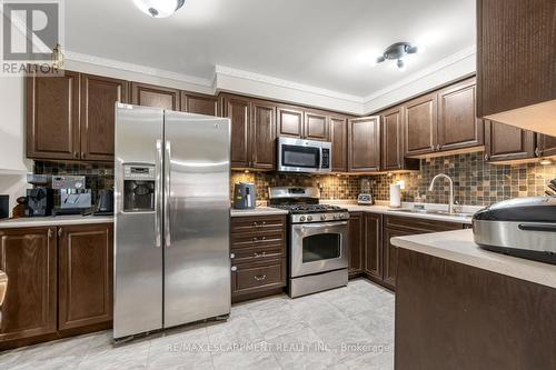 35 Titmouse Court, Hamilton, ON - Indoor Photo Showing Kitchen