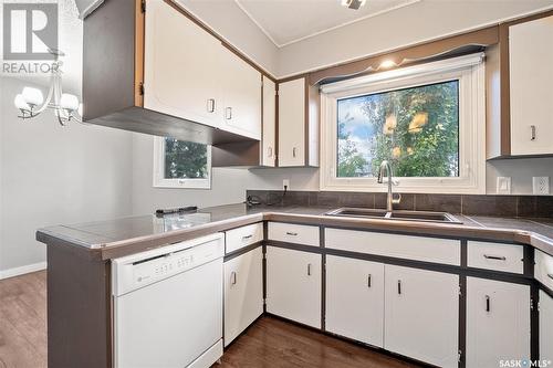 345 Haviland Crescent, Saskatoon, SK - Indoor Photo Showing Kitchen With Double Sink