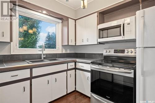 345 Haviland Crescent, Saskatoon, SK - Indoor Photo Showing Kitchen With Double Sink