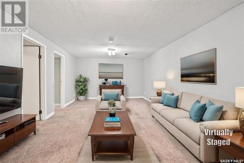 345 Haviland Crescent, Saskatoon, SK - Indoor Photo Showing Living Room