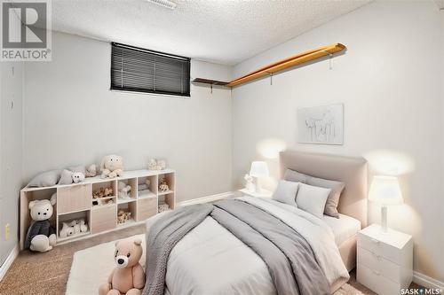 345 Haviland Crescent, Saskatoon, SK - Indoor Photo Showing Bedroom