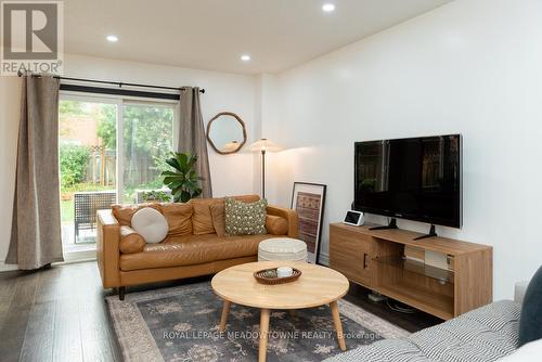 32 Clarridge Court, Brampton, ON - Indoor Photo Showing Living Room