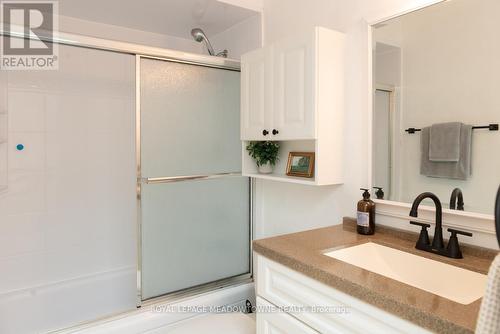 32 Clarridge Court, Brampton, ON - Indoor Photo Showing Bathroom