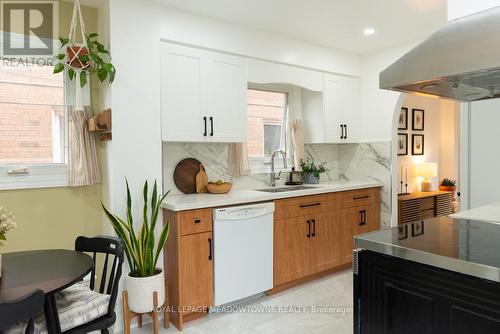 32 Clarridge Court, Brampton, ON - Indoor Photo Showing Kitchen With Double Sink