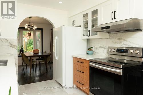 32 Clarridge Court, Brampton, ON - Indoor Photo Showing Kitchen