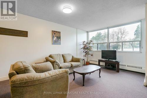 319 - 551 The West Mall, Toronto, ON - Indoor Photo Showing Living Room