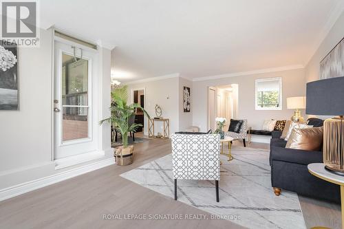 319 - 551 The West Mall, Toronto, ON -  Photo Showing Living Room