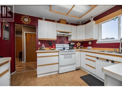 1208 38 Avenue, Vernon, BC - Indoor Photo Showing Kitchen