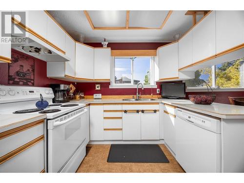 1208 38 Avenue, Vernon, BC - Indoor Photo Showing Kitchen