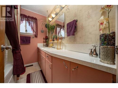 1208 38 Avenue, Vernon, BC - Indoor Photo Showing Bathroom