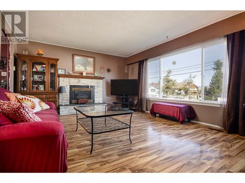 1208 38 Avenue, Vernon, BC - Indoor Photo Showing Living Room With Fireplace