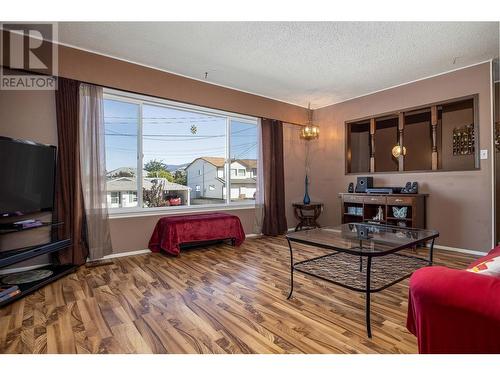 1208 38 Avenue, Vernon, BC - Indoor Photo Showing Living Room