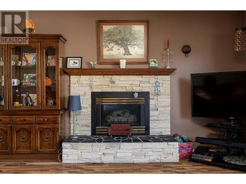 1208 38 Avenue, Vernon, BC - Indoor Photo Showing Living Room With Fireplace