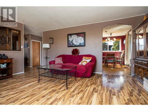 1208 38 Avenue, Vernon, BC - Indoor Photo Showing Living Room