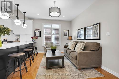 309 South Leaksdale Circle, London, ON - Indoor Photo Showing Living Room