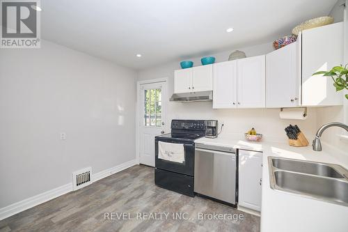 5737 Brookfield Avenue, Niagara Falls, ON - Indoor Photo Showing Kitchen With Double Sink