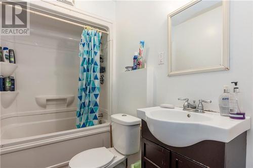 18 Tower Drive, Dieppe, NB - Indoor Photo Showing Bathroom