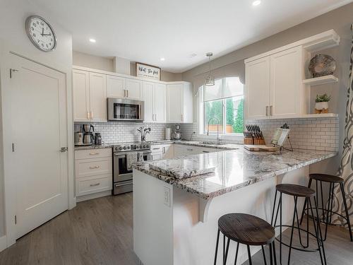 733 Hayward Place, Kamloops, BC - Indoor Photo Showing Kitchen With Upgraded Kitchen