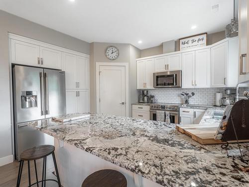 733 Hayward Place, Kamloops, BC - Indoor Photo Showing Kitchen With Upgraded Kitchen