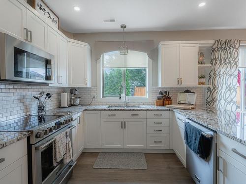 733 Hayward Place, Kamloops, BC - Indoor Photo Showing Kitchen With Upgraded Kitchen