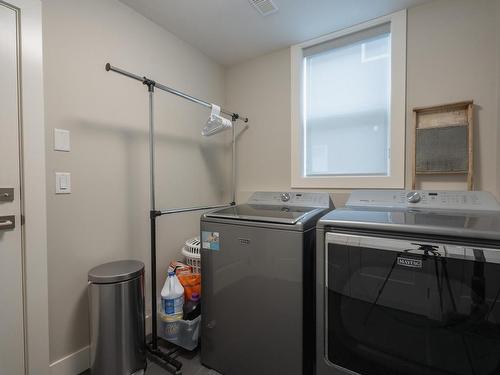 733 Hayward Place, Kamloops, BC - Indoor Photo Showing Laundry Room