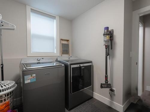 733 Hayward Place, Kamloops, BC - Indoor Photo Showing Laundry Room