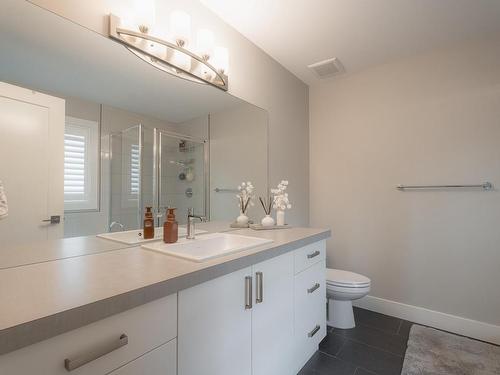 733 Hayward Place, Kamloops, BC - Indoor Photo Showing Bathroom