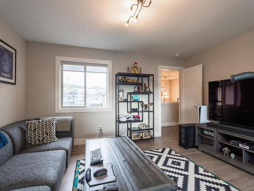 733 Hayward Place, Kamloops, BC - Indoor Photo Showing Living Room