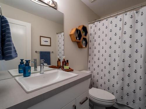 733 Hayward Place, Kamloops, BC - Indoor Photo Showing Bathroom