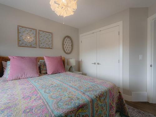 733 Hayward Place, Kamloops, BC - Indoor Photo Showing Bedroom